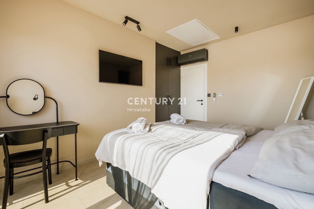 TAR, NOVA, MODERNA HIŠA S BAZENOM V CENTRU, 3 KM OD MORJA