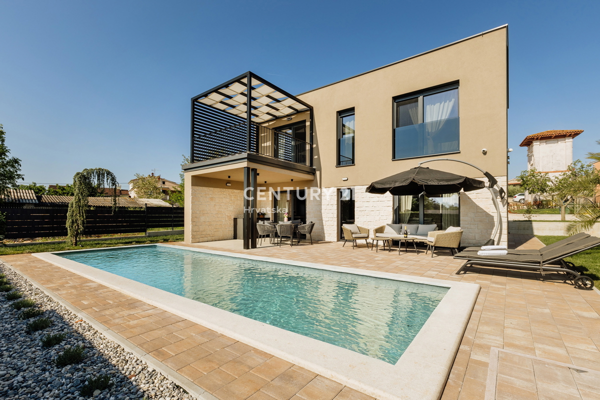 TAR, NOVA, MODERNA HIŠA S BAZENOM V CENTRU, 3 KM OD MORJA