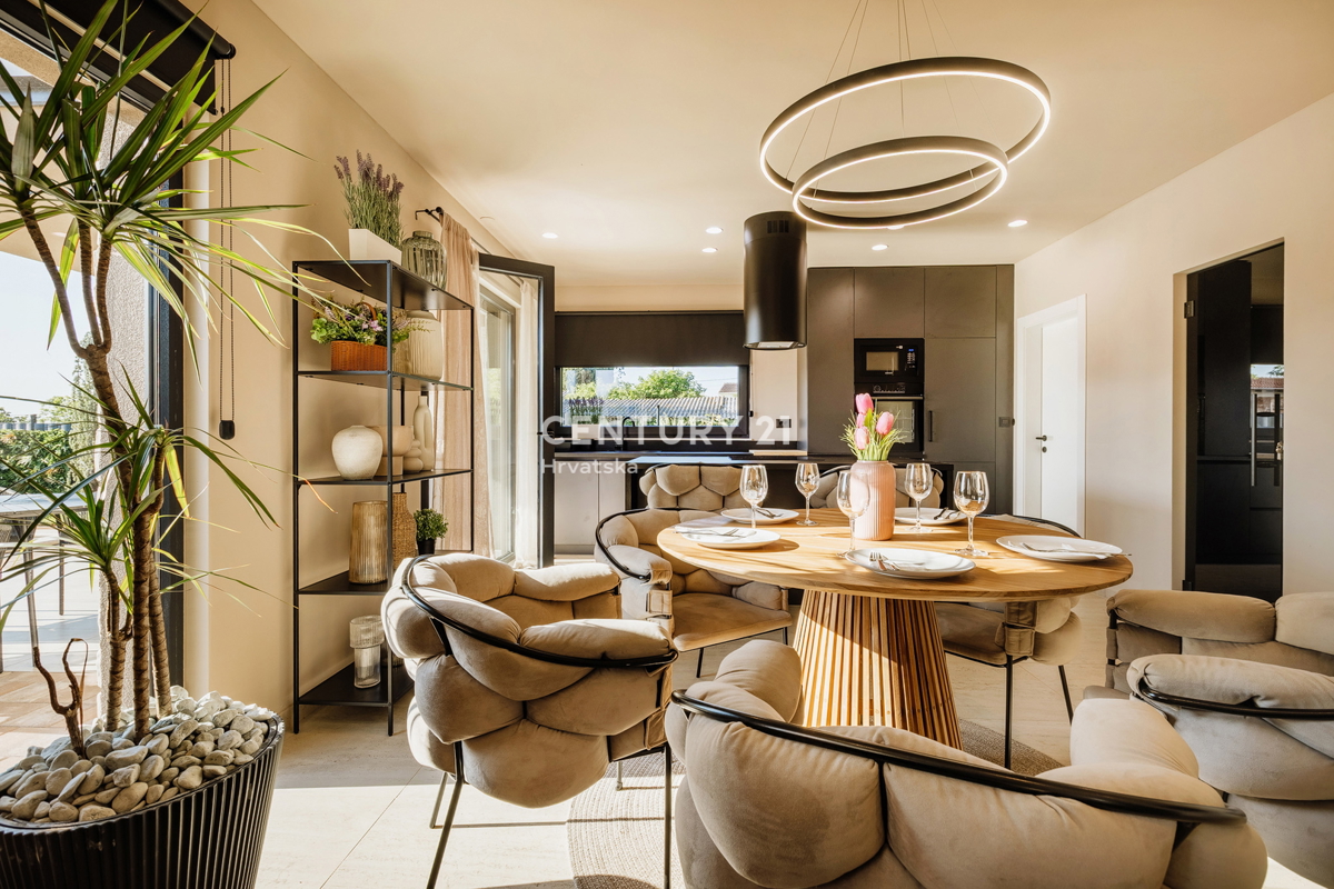 TAR, NOVA, MODERNA HIŠA S BAZENOM V CENTRU, 3 KM OD MORJA