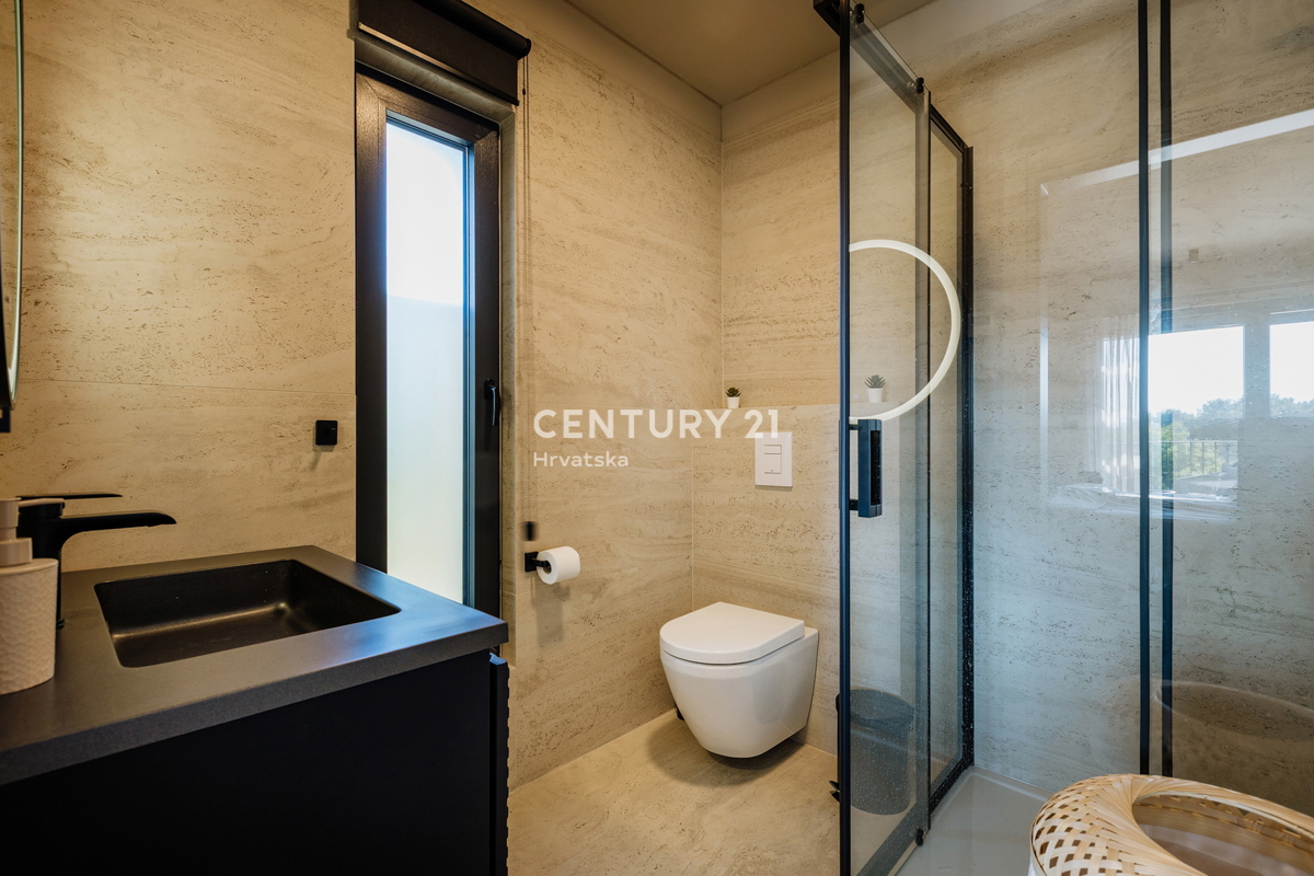 TAR, NOVA, MODERNA HIŠA S BAZENOM V CENTRU, 3 KM OD MORJA