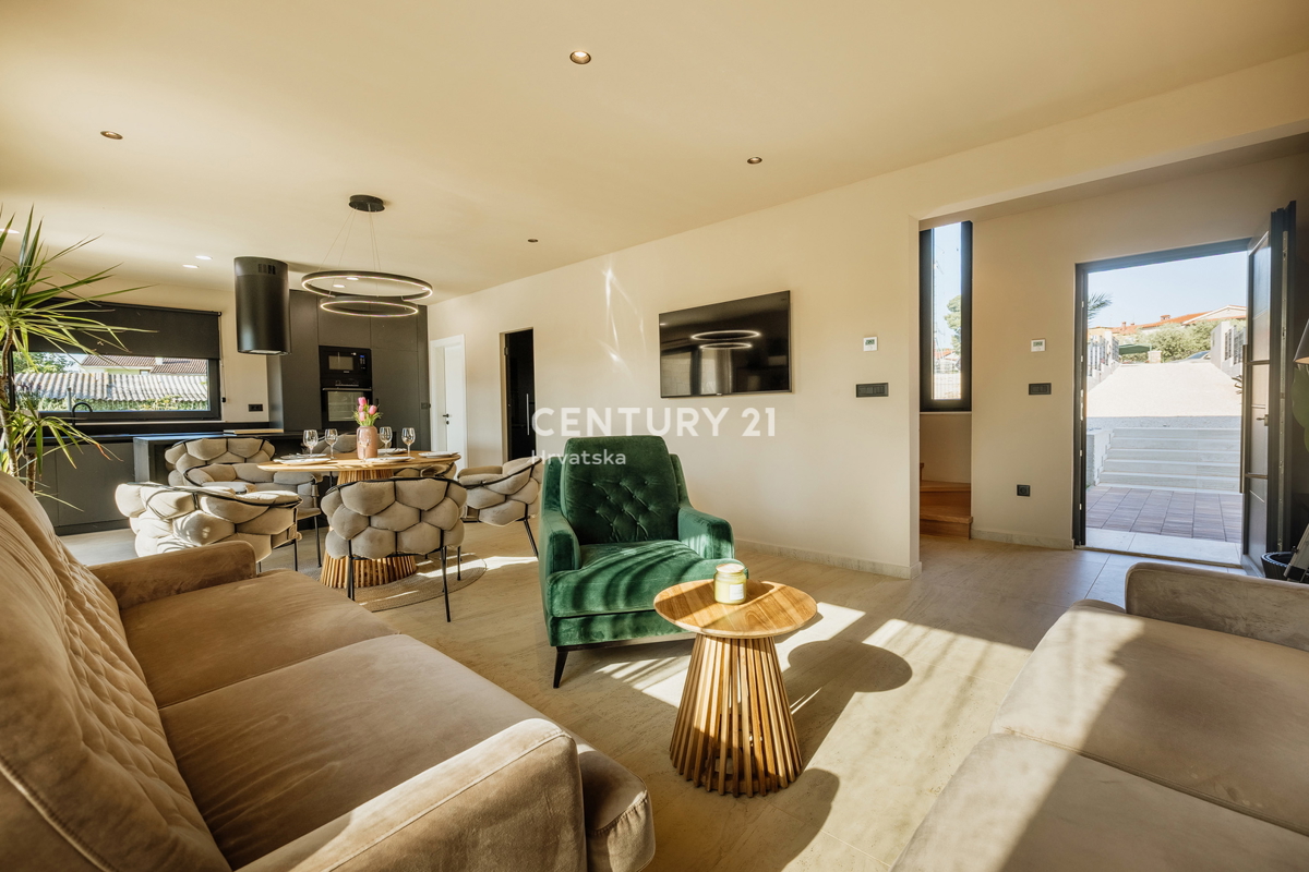 TAR, NOVA, MODERNA HIŠA S BAZENOM V CENTRU, 3 KM OD MORJA