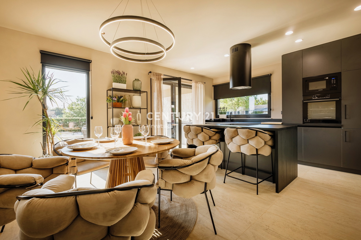 TAR, NOVA, MODERNA HIŠA S BAZENOM V CENTRU, 3 KM OD MORJA