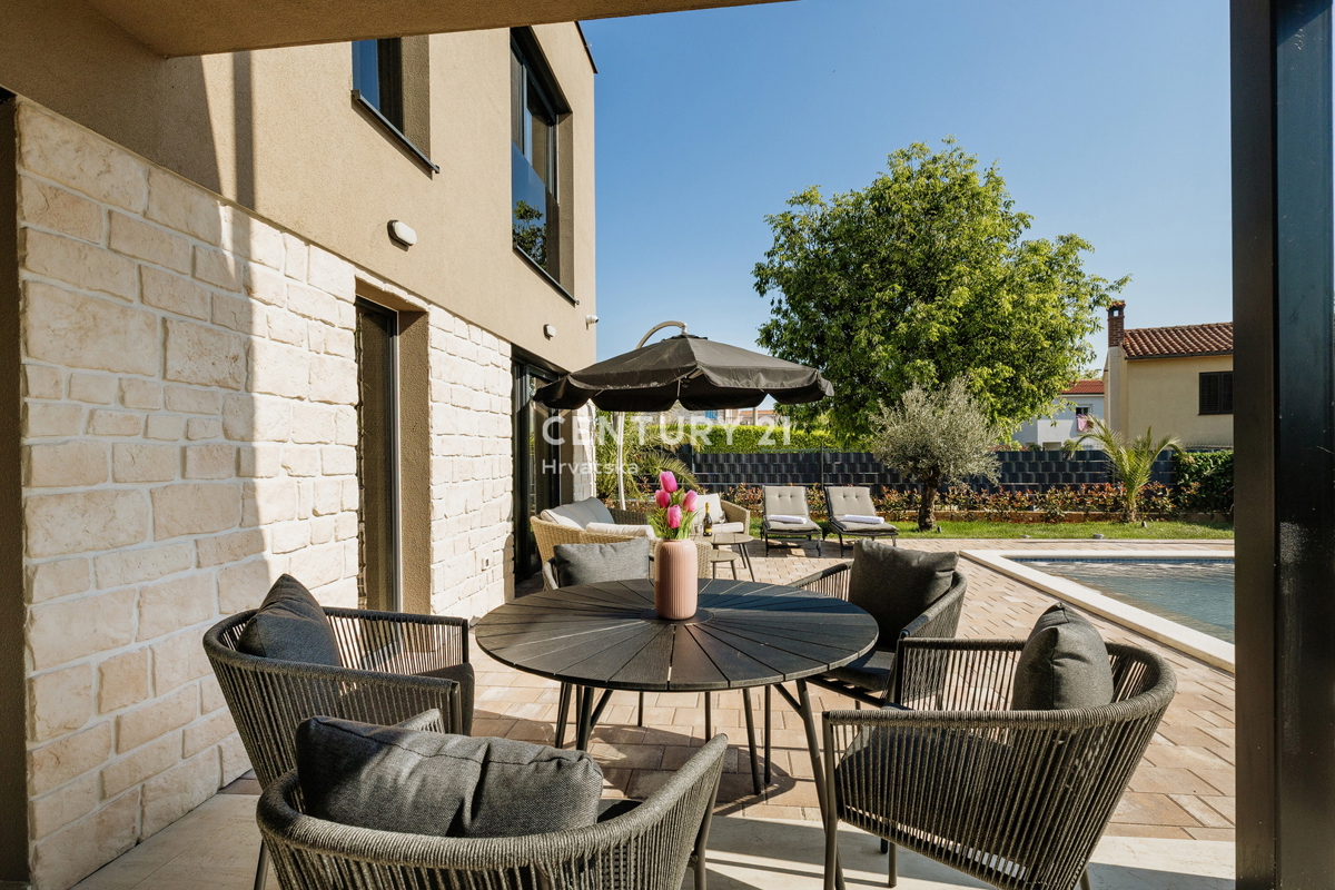 TAR, NOVA, MODERNA HIŠA S BAZENOM V CENTRU, 3 KM OD MORJA