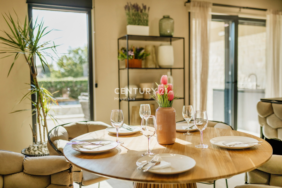 TAR, NOVA, MODERNA HIŠA S BAZENOM V CENTRU, 3 KM OD MORJA