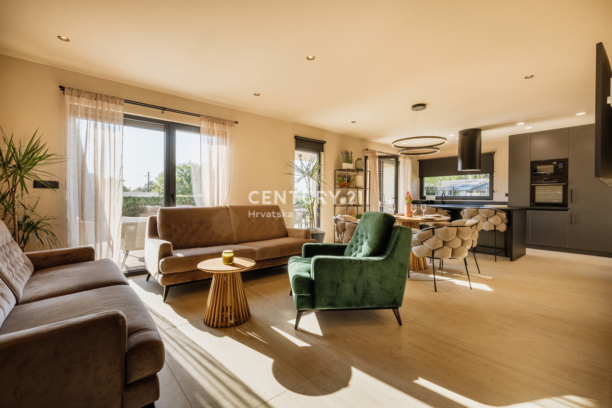 TAR, NOVA, MODERNA HIŠA S BAZENOM V CENTRU, 3 KM OD MORJA