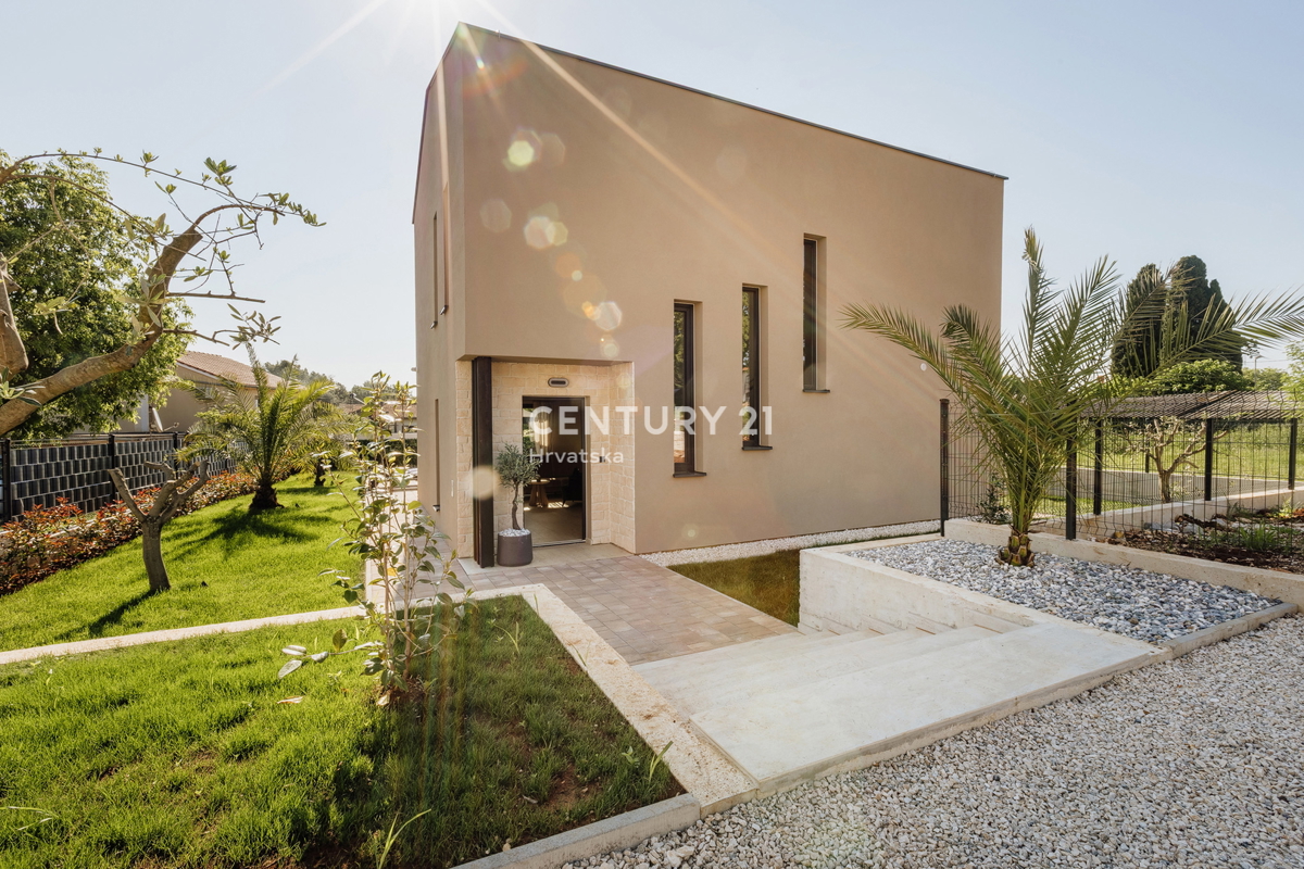 TAR, NOVA, MODERNA HIŠA S BAZENOM V CENTRU, 3 KM OD MORJA