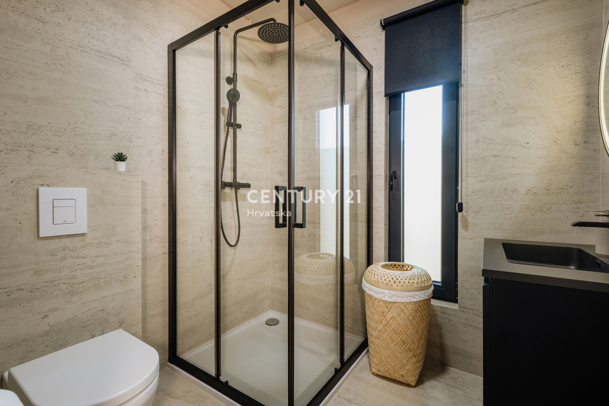 TAR, NOVA, MODERNA HIŠA S BAZENOM V CENTRU, 3 KM OD MORJA