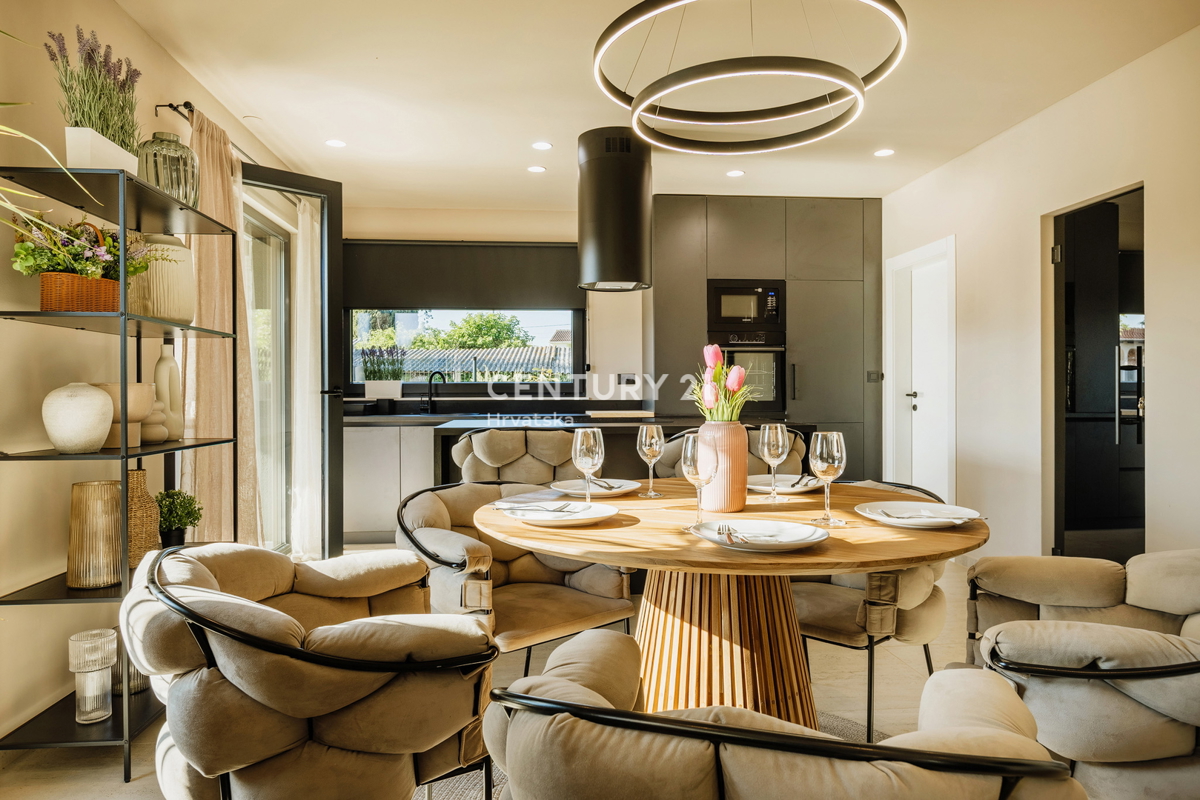 TAR, NOVA, MODERNA HIŠA S BAZENOM V CENTRU, 3 KM OD MORJA