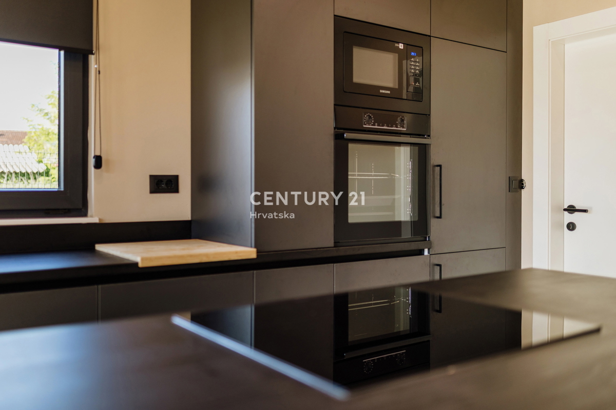 TAR, NOVA, MODERNA HIŠA S BAZENOM V CENTRU, 3 KM OD MORJA