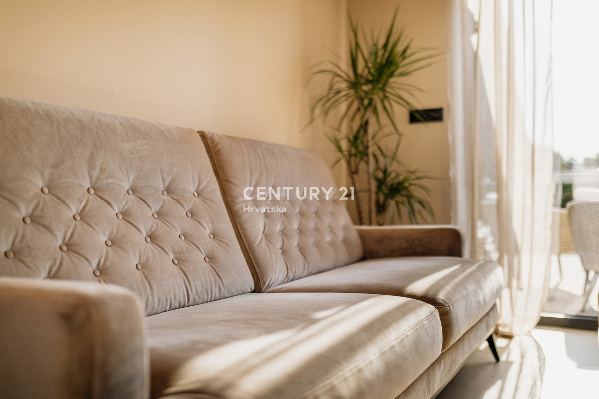 TAR, NOVA, MODERNA HIŠA S BAZENOM V CENTRU, 3 KM OD MORJA