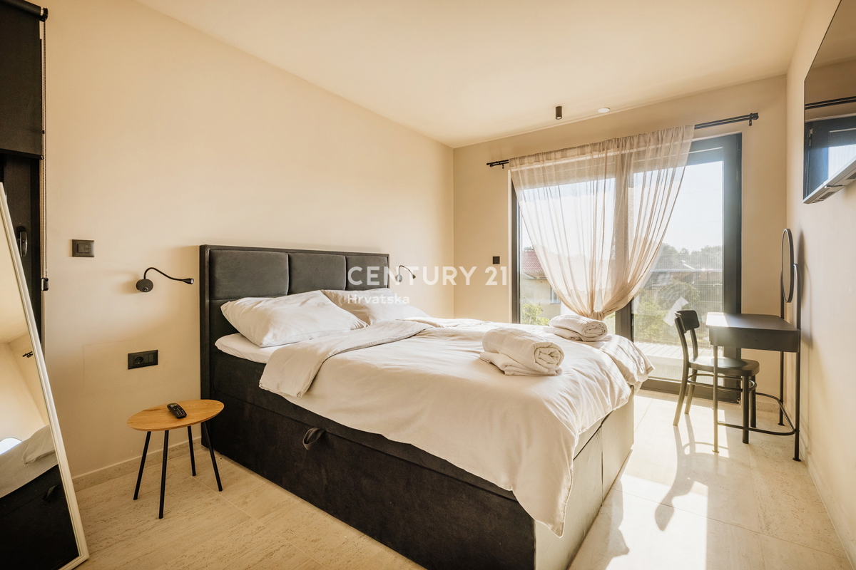 TAR, NOVA, MODERNA HIŠA S BAZENOM V CENTRU, 3 KM OD MORJA