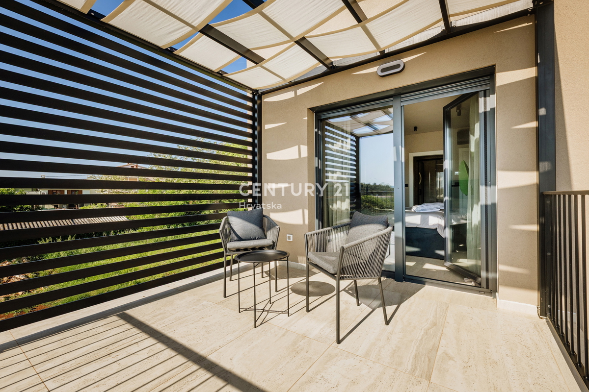 TAR, NOVA, MODERNA HIŠA S BAZENOM V CENTRU, 3 KM OD MORJA