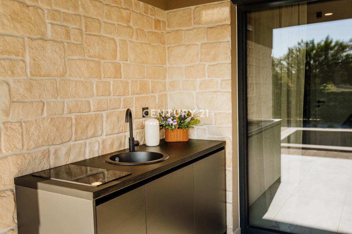 TAR, NOVA, MODERNA HIŠA S BAZENOM V CENTRU, 3 KM OD MORJA