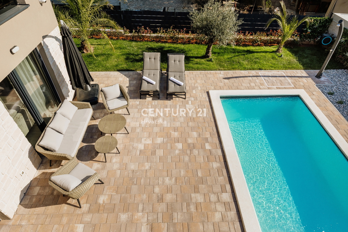 TAR, NOVA, MODERNA HIŠA S BAZENOM V CENTRU, 3 KM OD MORJA