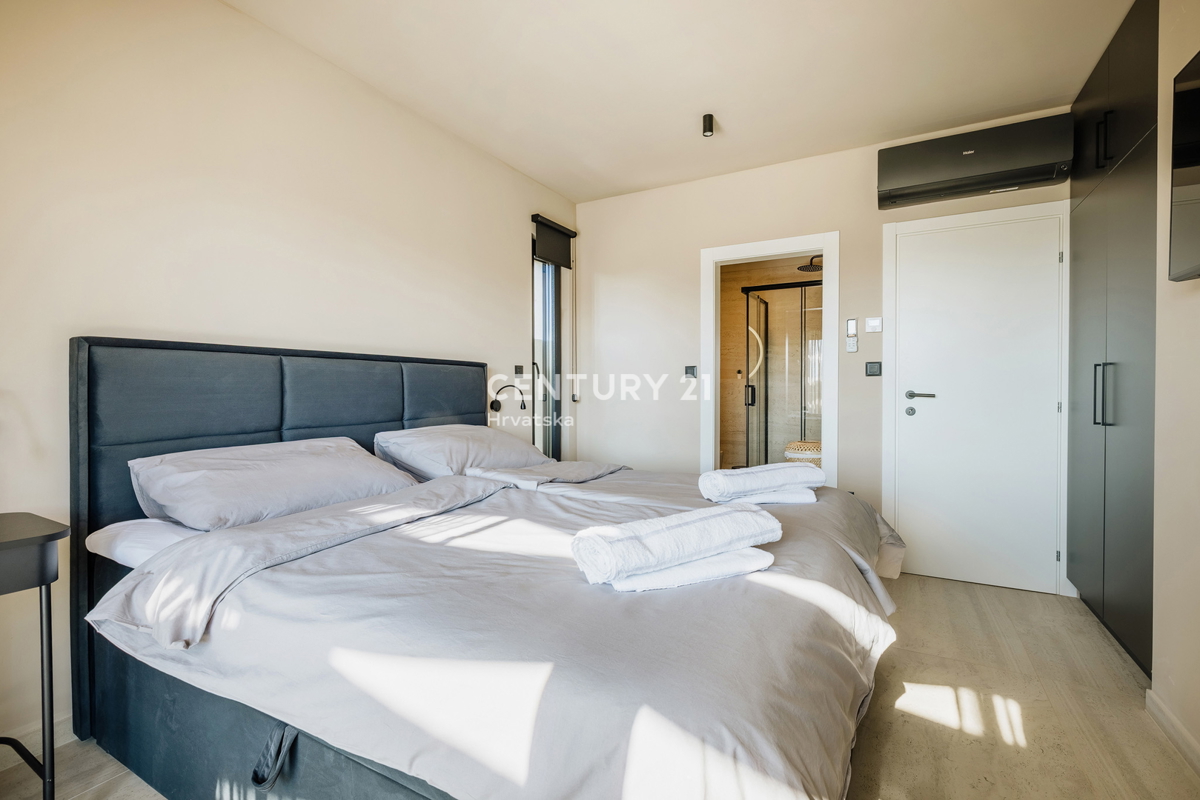 TAR, NOVA, MODERNA HIŠA S BAZENOM V CENTRU, 3 KM OD MORJA