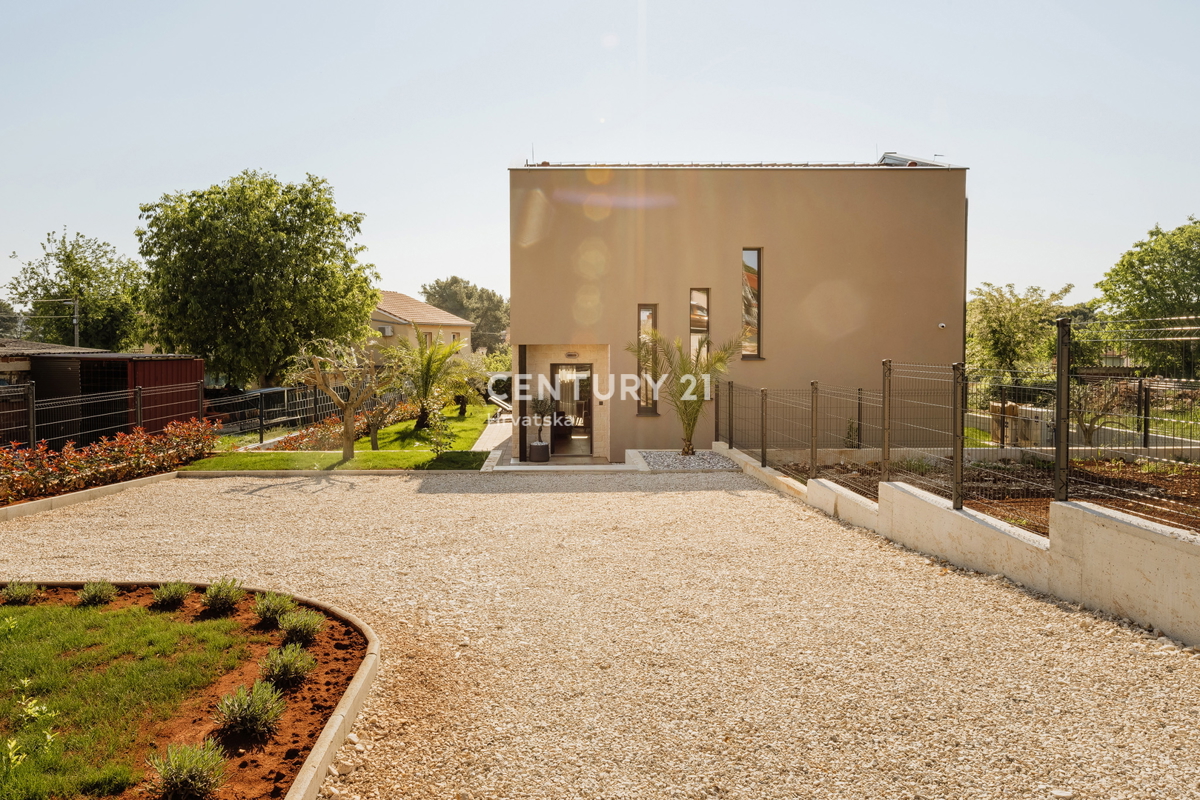 TAR, NOVA, MODERNA HIŠA S BAZENOM V CENTRU, 3 KM OD MORJA