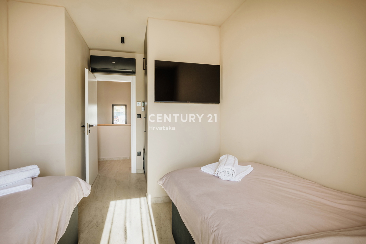 TAR, NOVA, MODERNA HIŠA S BAZENOM V CENTRU, 3 KM OD MORJA