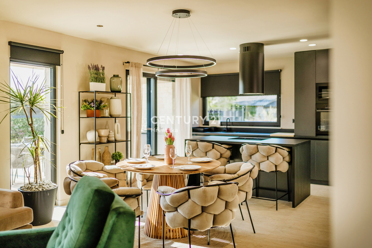 TAR, NOVA, MODERNA HIŠA S BAZENOM V CENTRU, 3 KM OD MORJA