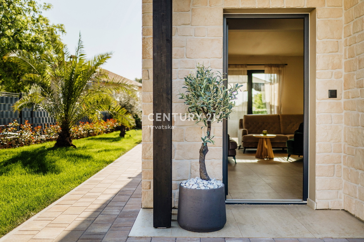 TAR, NOVA, MODERNA HIŠA S BAZENOM V CENTRU, 3 KM OD MORJA