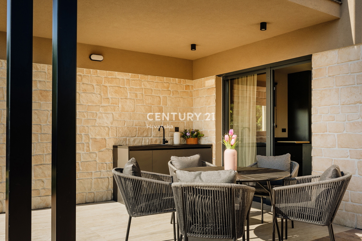 TAR, NOVA, MODERNA HIŠA S BAZENOM V CENTRU, 3 KM OD MORJA