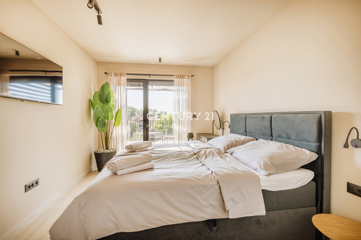 TAR, NOVA, MODERNA HIŠA S BAZENOM V CENTRU, 3 KM OD MORJA