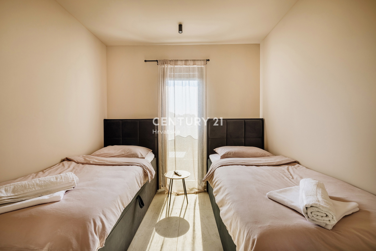 TAR, NOVA, MODERNA HIŠA S BAZENOM V CENTRU, 3 KM OD MORJA