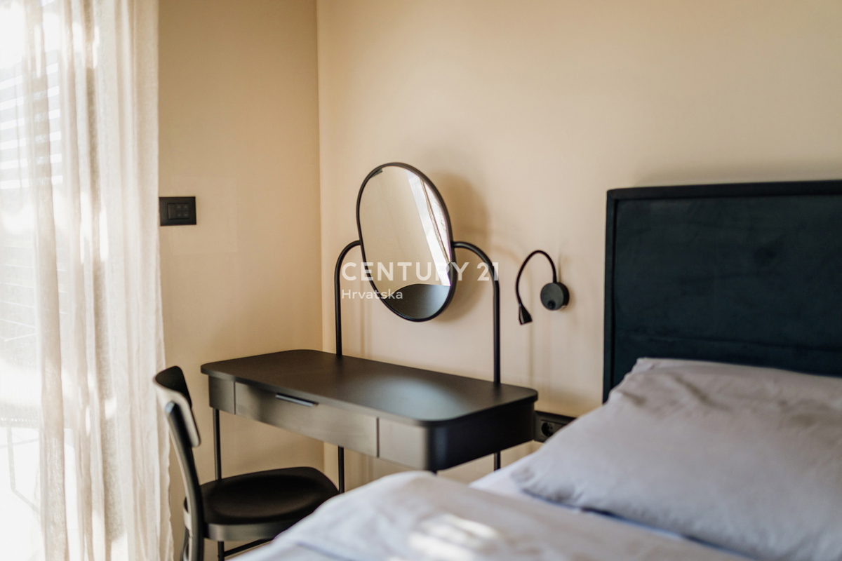 TAR, NOVA, MODERNA HIŠA S BAZENOM V CENTRU, 3 KM OD MORJA