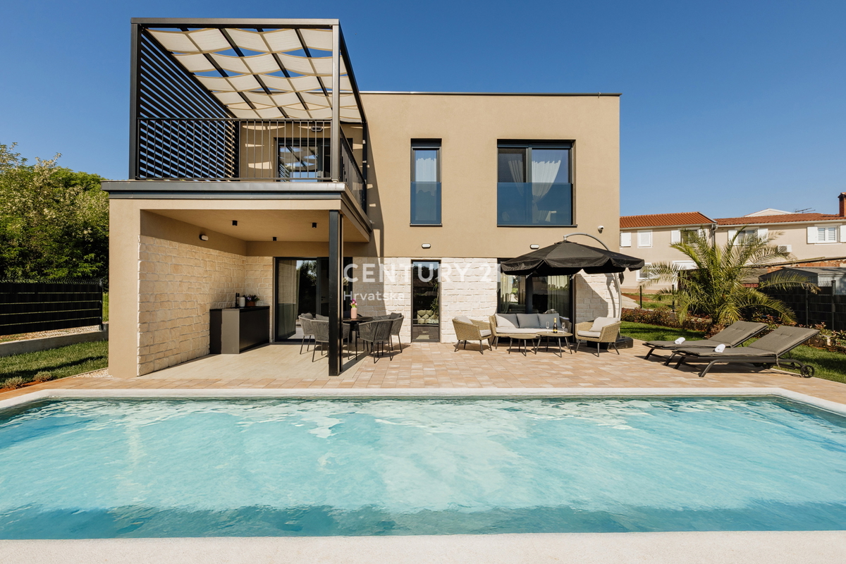 TAR, NOVA, MODERNA HIŠA S BAZENOM V CENTRU, 3 KM OD MORJA