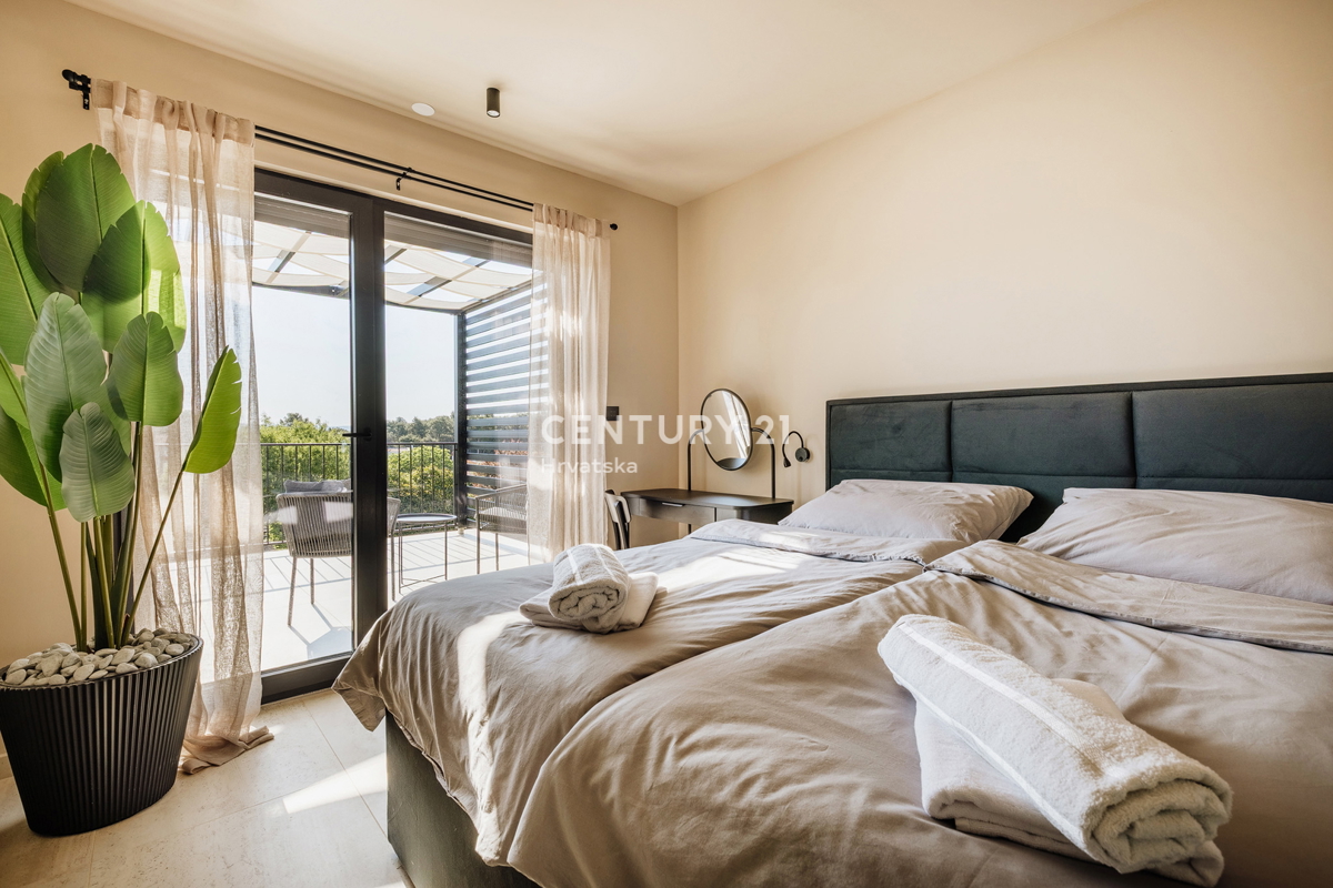 TAR, NOVA, MODERNA HIŠA S BAZENOM V CENTRU, 3 KM OD MORJA