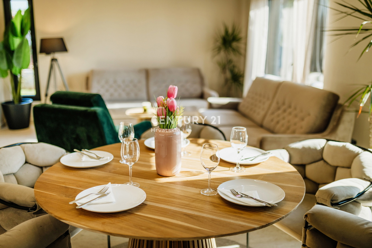 TAR, NOVA, MODERNA HIŠA S BAZENOM V CENTRU, 3 KM OD MORJA