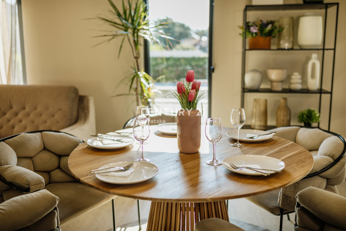 TAR, NOVA, MODERNA HIŠA S BAZENOM V CENTRU, 3 KM OD MORJA