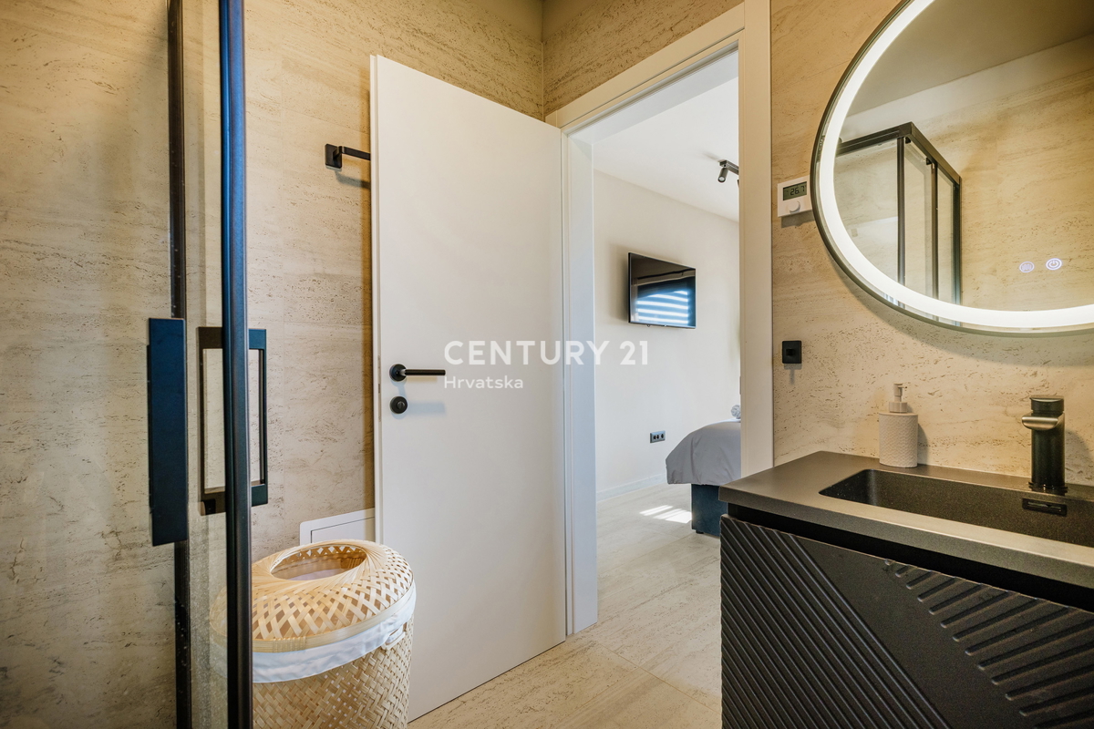 TAR, NOVA, MODERNA HIŠA S BAZENOM V CENTRU, 3 KM OD MORJA