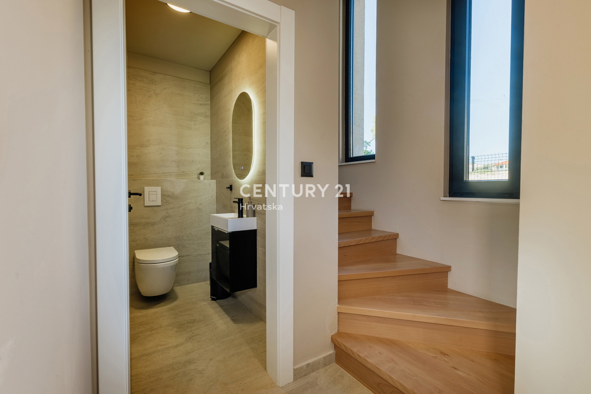 TAR, NOVA, MODERNA HIŠA S BAZENOM V CENTRU, 3 KM OD MORJA