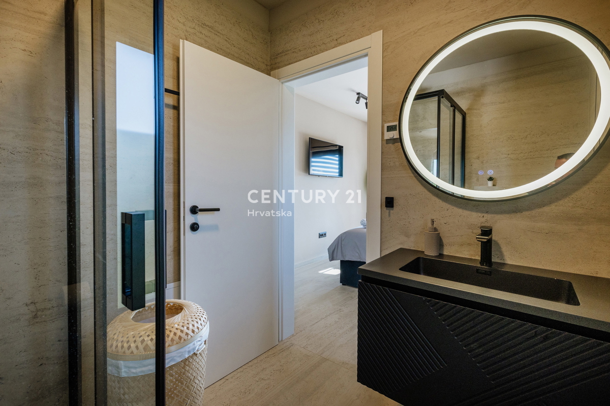 TAR, NOVA, MODERNA HIŠA S BAZENOM V CENTRU, 3 KM OD MORJA