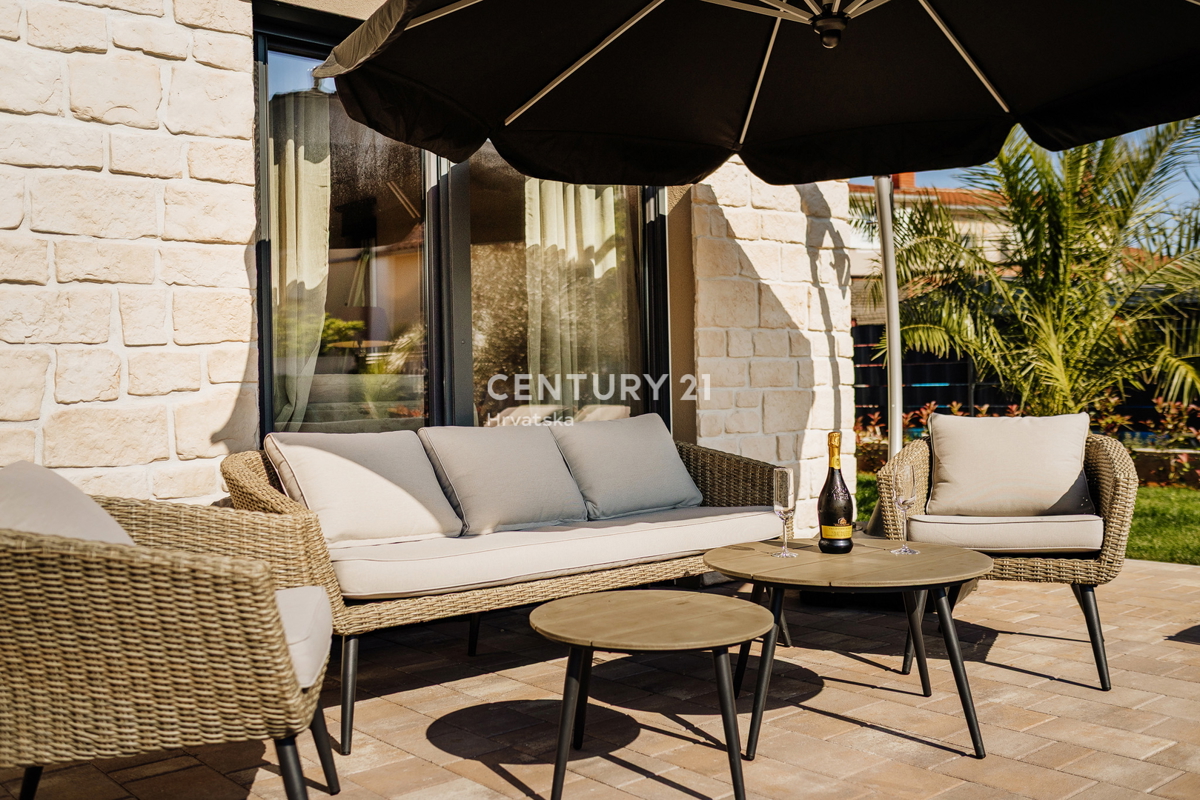 TAR, NOVA, MODERNA HIŠA S BAZENOM V CENTRU, 3 KM OD MORJA