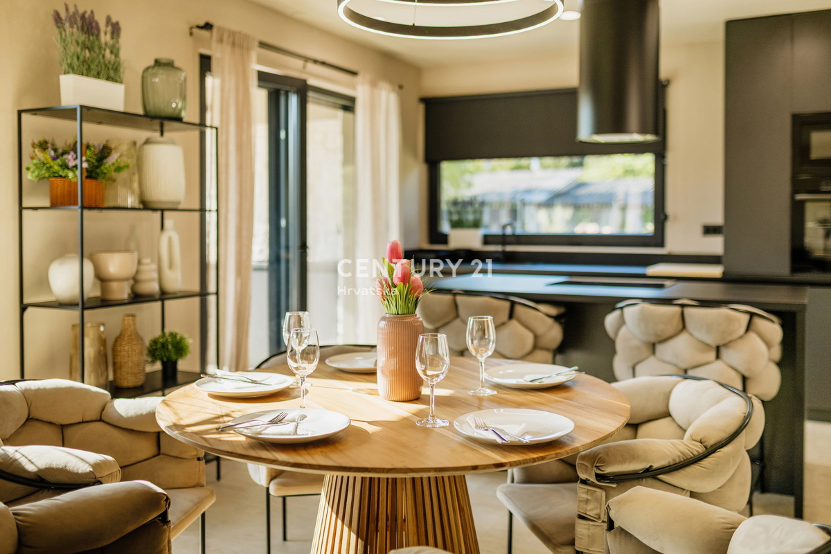 TAR, NOVA, MODERNA HIŠA S BAZENOM V CENTRU, 3 KM OD MORJA