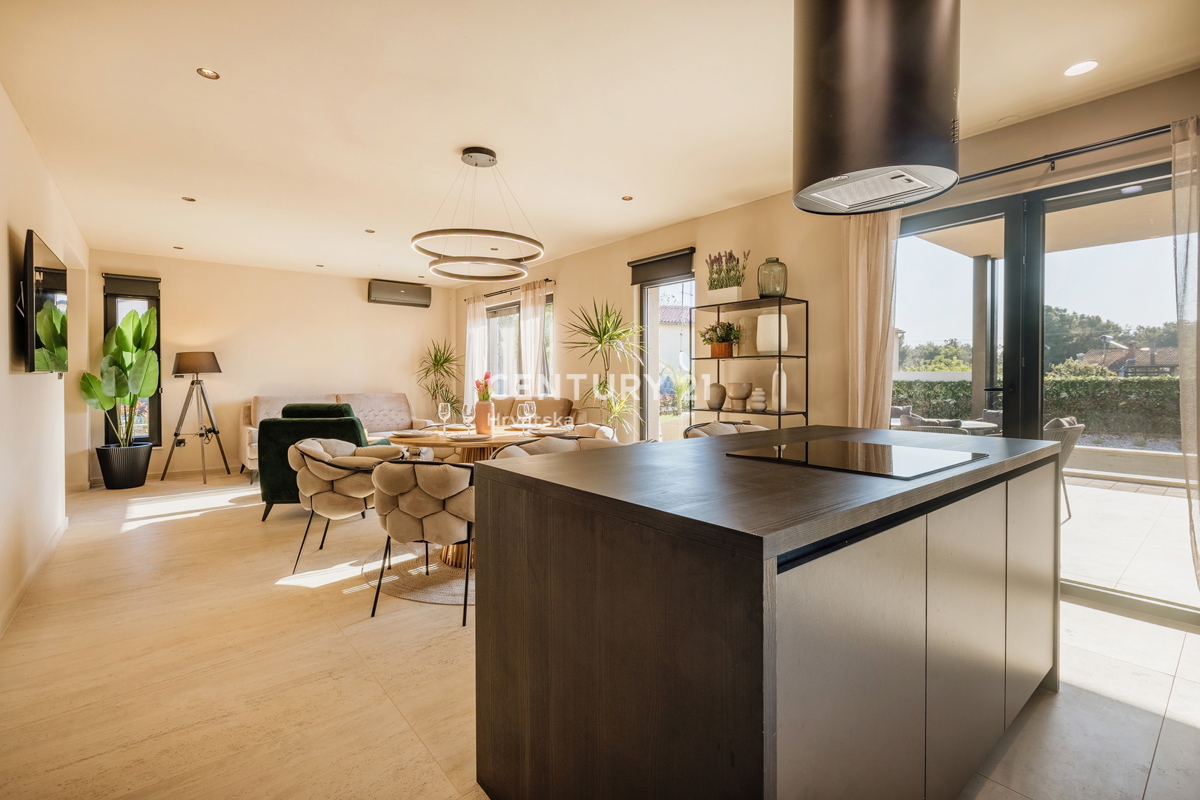 TAR, NOVA, MODERNA HIŠA S BAZENOM V CENTRU, 3 KM OD MORJA