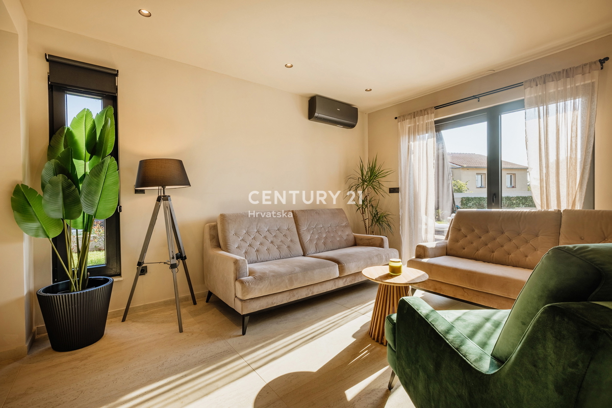 TAR, NOVA, MODERNA HIŠA S BAZENOM V CENTRU, 3 KM OD MORJA