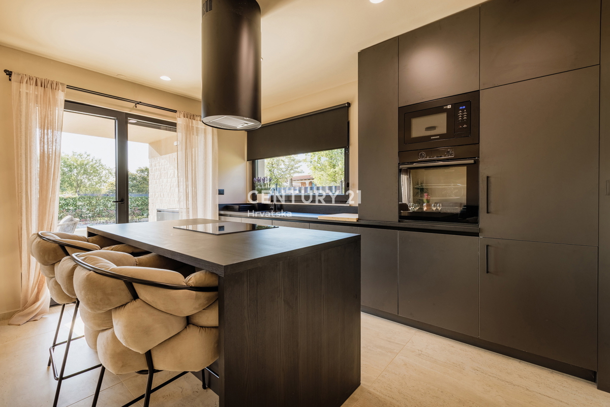 TAR, NOVA, MODERNA HIŠA S BAZENOM V CENTRU, 3 KM OD MORJA