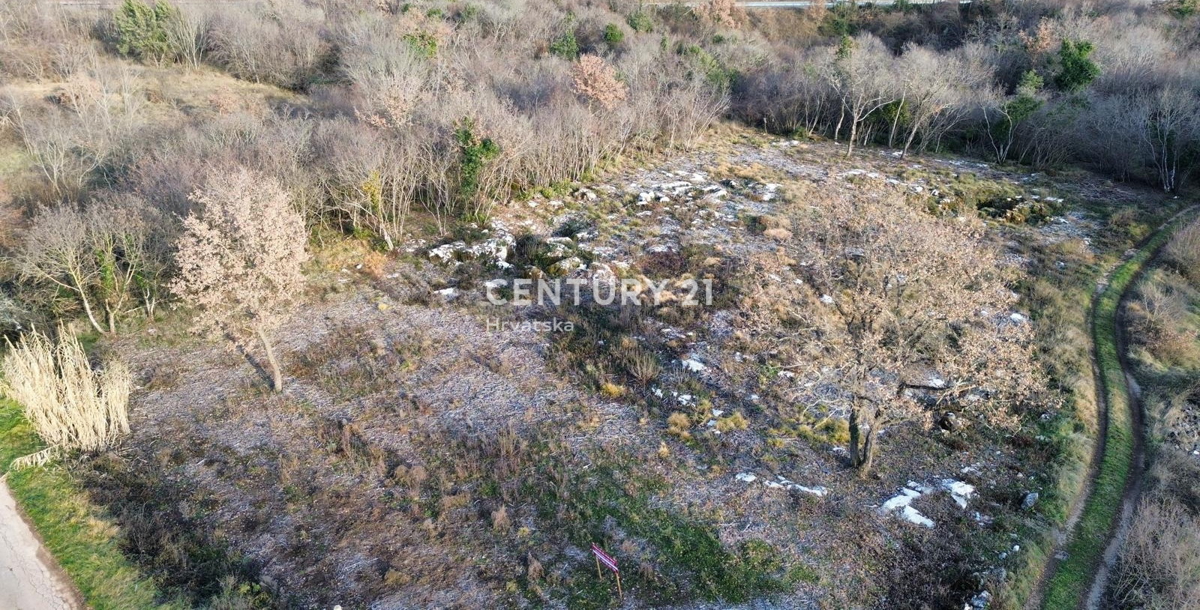 Poreč, okolica, kombinacija gradbenega in kmetijskega zemljišča na mirni lokaciji