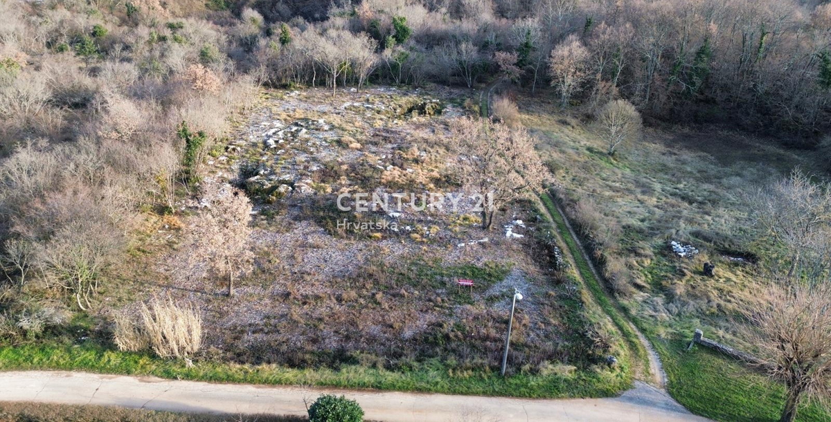 Poreč, okolica, kombinacija gradbenega in kmetijskega zemljišča na mirni lokaciji