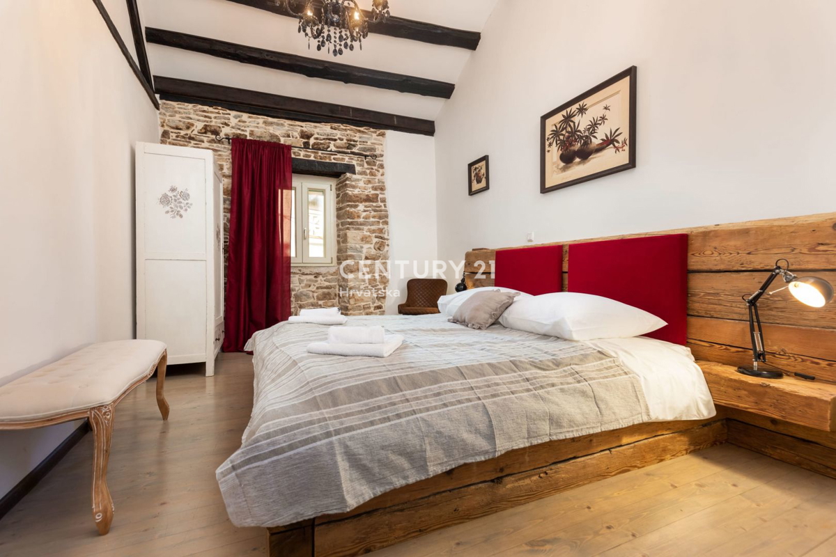 Pazin, prekrasna hiša s čudovitim vrtom v centru mesta