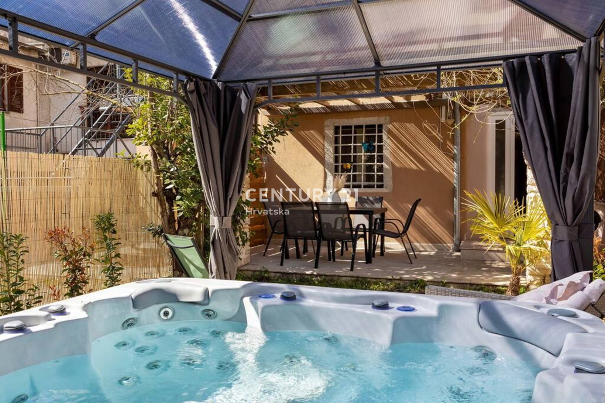 Pazin, prekrasna hiša s čudovitim vrtom v centru mesta