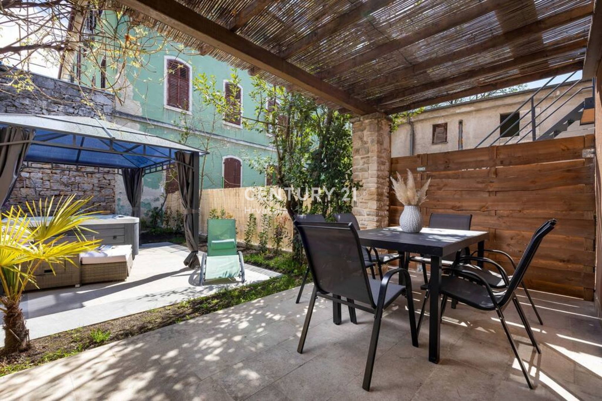 Pazin, prekrasna hiša s čudovitim vrtom v centru mesta