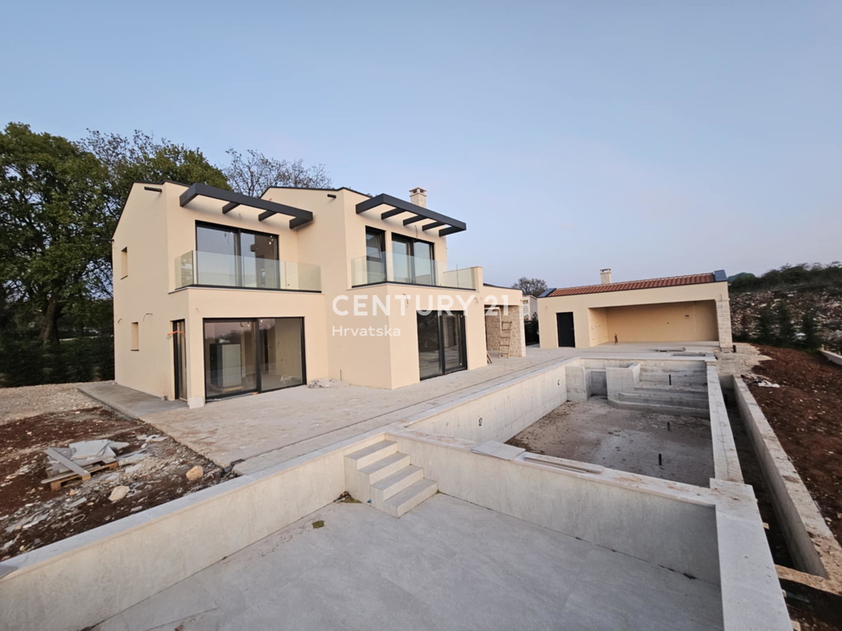 SVETI LOVREČ, PRODAJA SE NOVA HIŠA S BAZENOM IN POGLEDOM NA MORJE