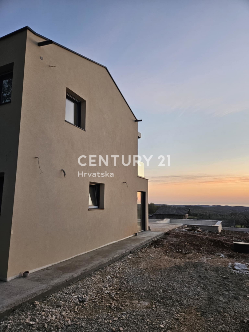 SVETI LOVREČ, PRODAJA SE NOVA HIŠA S BAZENOM IN POGLEDOM NA MORJE