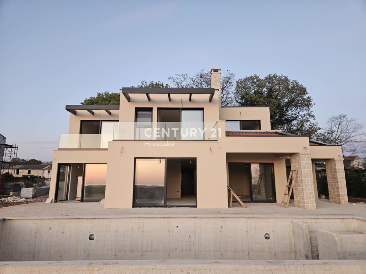 SVETI LOVREČ, PRODAJA SE NOVA HIŠA S BAZENOM IN POGLEDOM NA MORJE