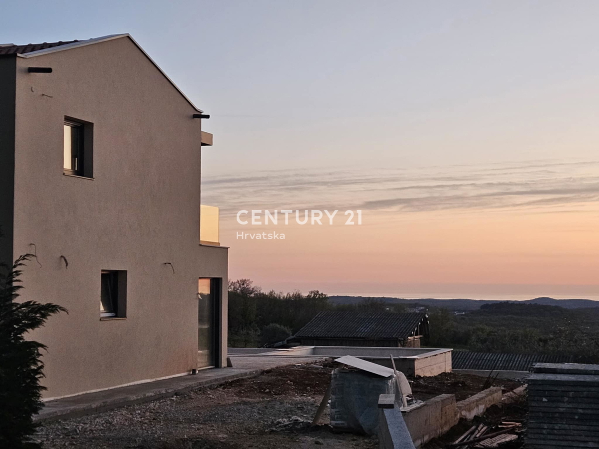 SVETI LOVREČ, PRODAJA SE NOVA HIŠA S BAZENOM IN POGLEDOM NA MORJE