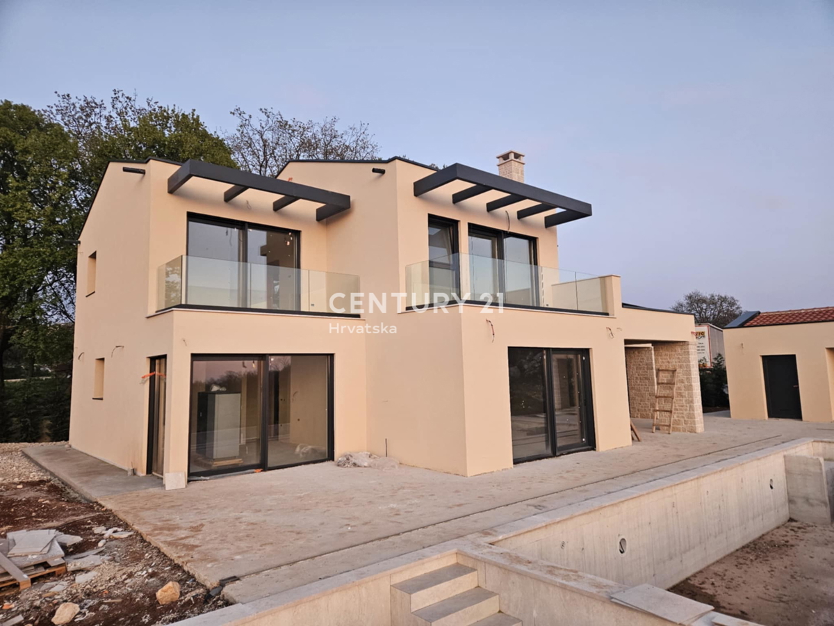 SVETI LOVREČ, PRODAJA SE NOVA HIŠA S BAZENOM IN POGLEDOM NA MORJE