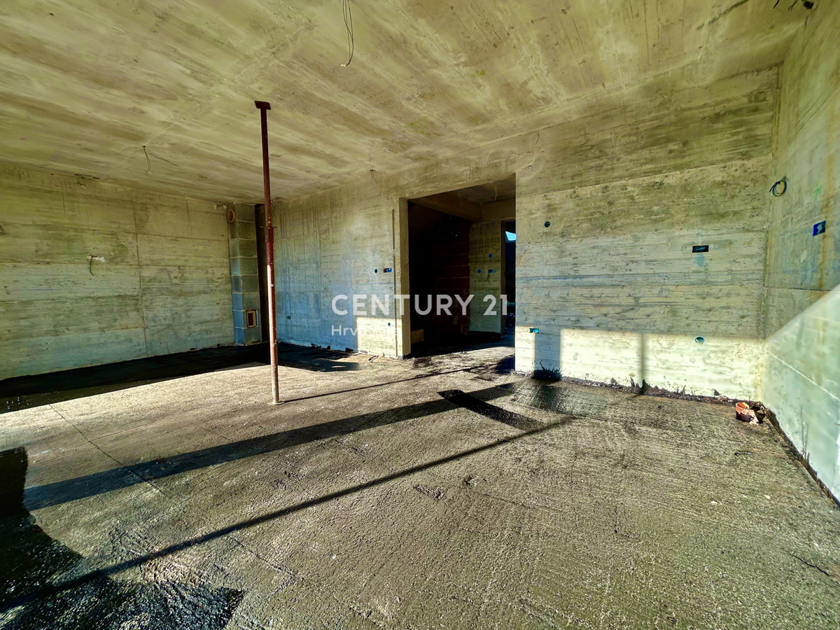 UMAG, OKOLICA, STANOVANJE S PANORAMSKIM RAZGLEDOM NA MORJE IN LE 250 METROV OD PLAŽE